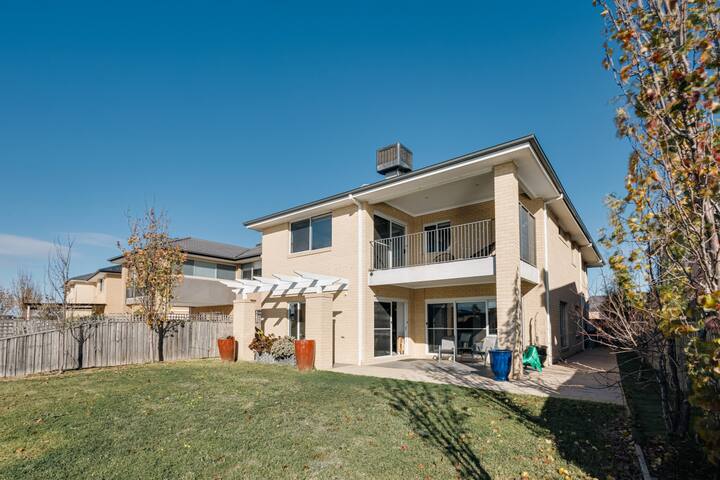 Lakefront Villa with views in Sanctuary Lakes 6BRM gallery image 2