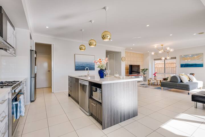 Lakefront Villa with views in Sanctuary Lakes 6BRM