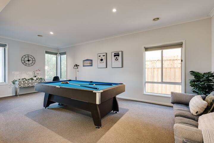 Lakefront Villa with views in Sanctuary Lakes 6BRM gallery image 3