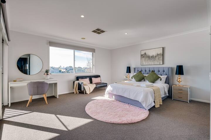 Lakefront Villa with views in Sanctuary Lakes 6BRM gallery image 5