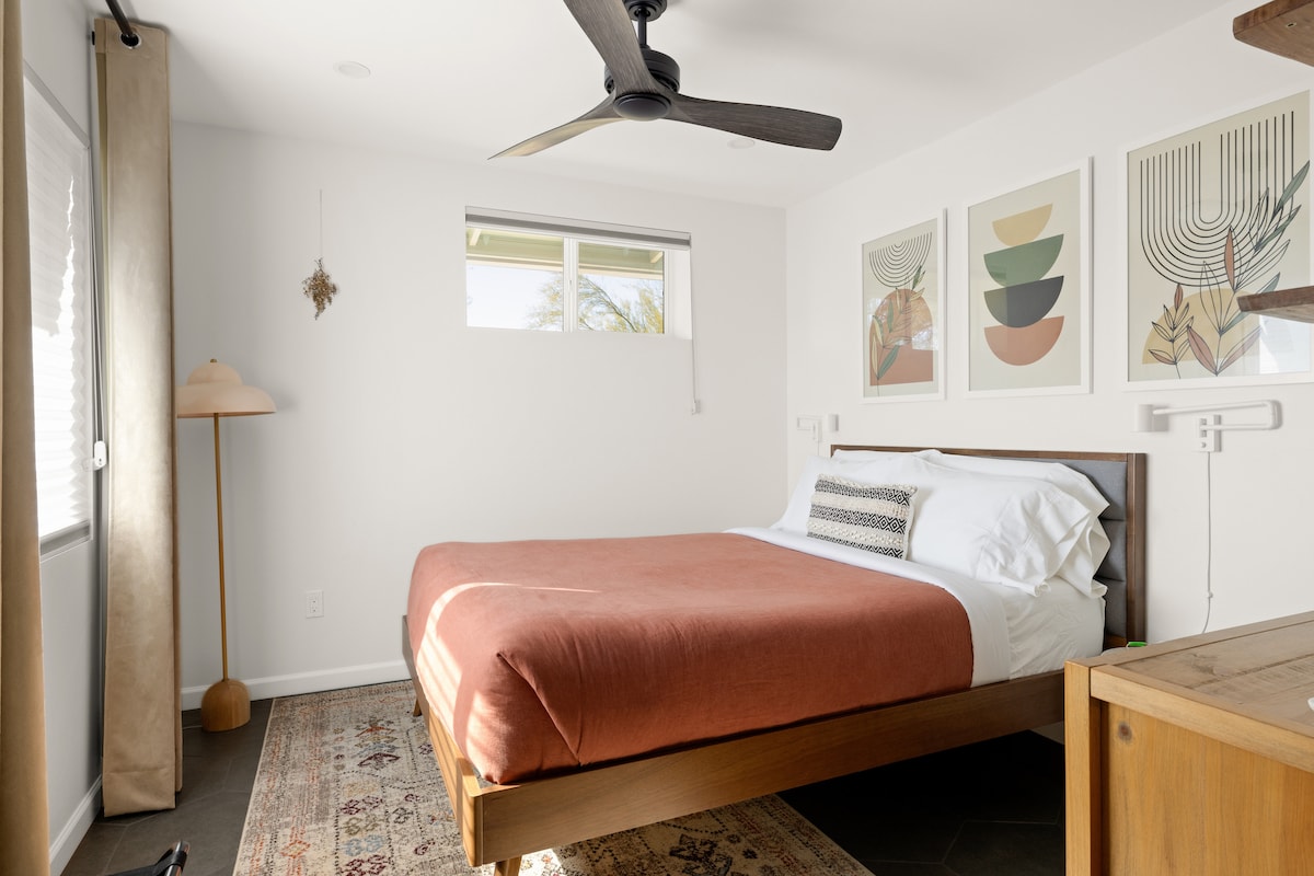 Creosote Room: Queen size bed with Tuft & Needle mattress.