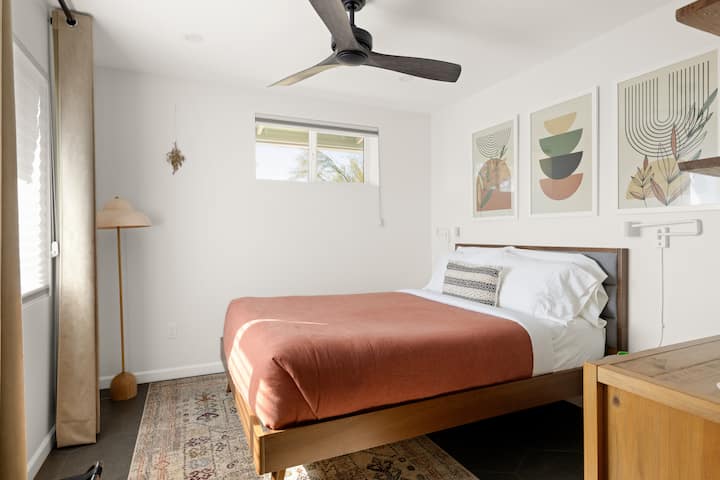 Creosote Room: Queen size bed with Tuft & Needle mattress.