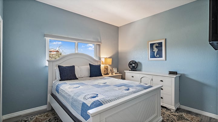 Habitación con cama tamaño queen