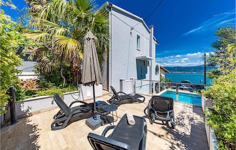 Gorgeous home in Trogir with jacuzzi