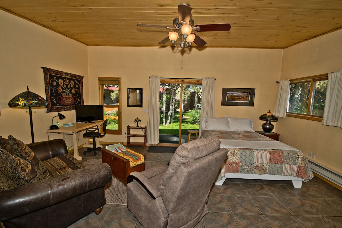 Casita #2: Queen Suite