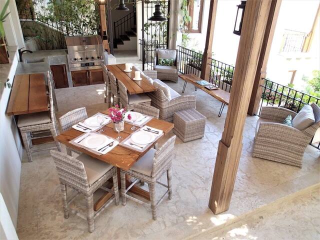 Oceanfront•Sleeps 6•Full Kitchen•BBQ•Pool•Balcony