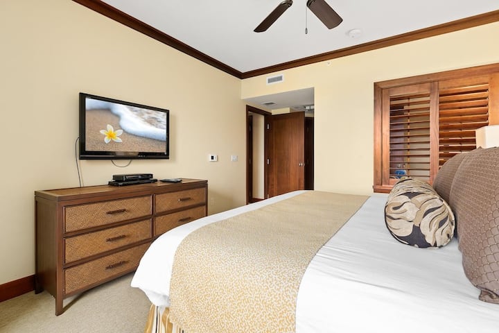 El dormitorio principal tiene una cama king