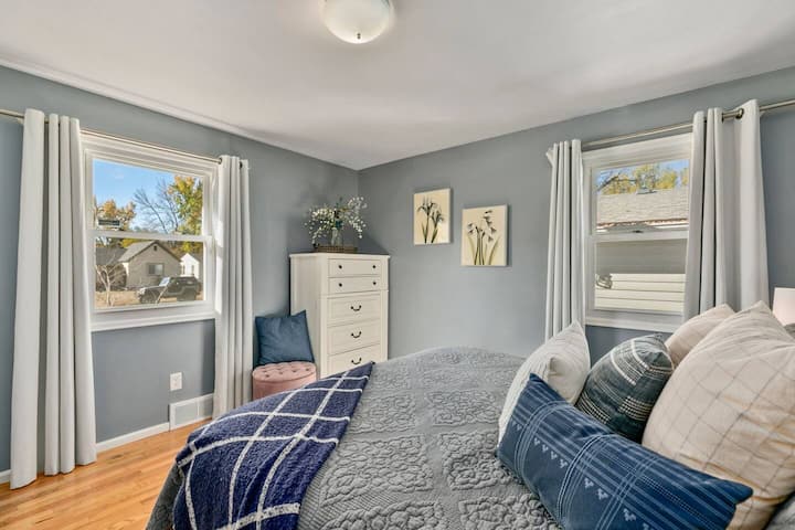 Spálňa č.2 má manželskú posteľ King a podlahy z tvrdého dreva!