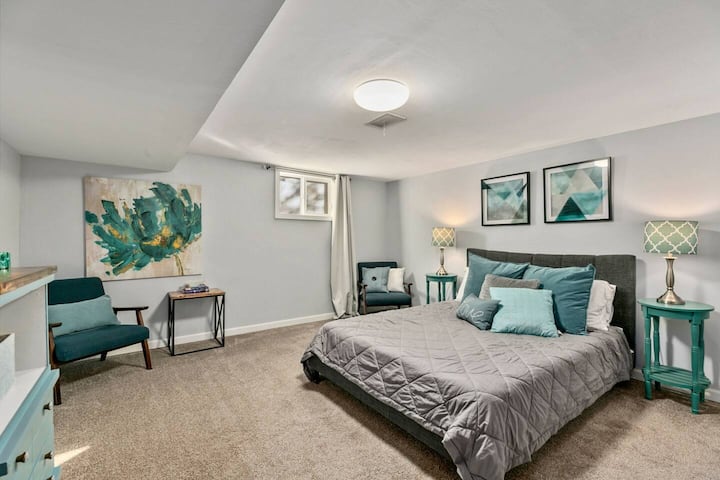 Spálňa v suteréne č.4 s manželskou posteľou Queen a novým kobercom!