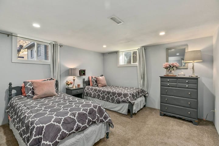 Spálňa v suteréne č.3 s dvoma oddelenými posteľami!