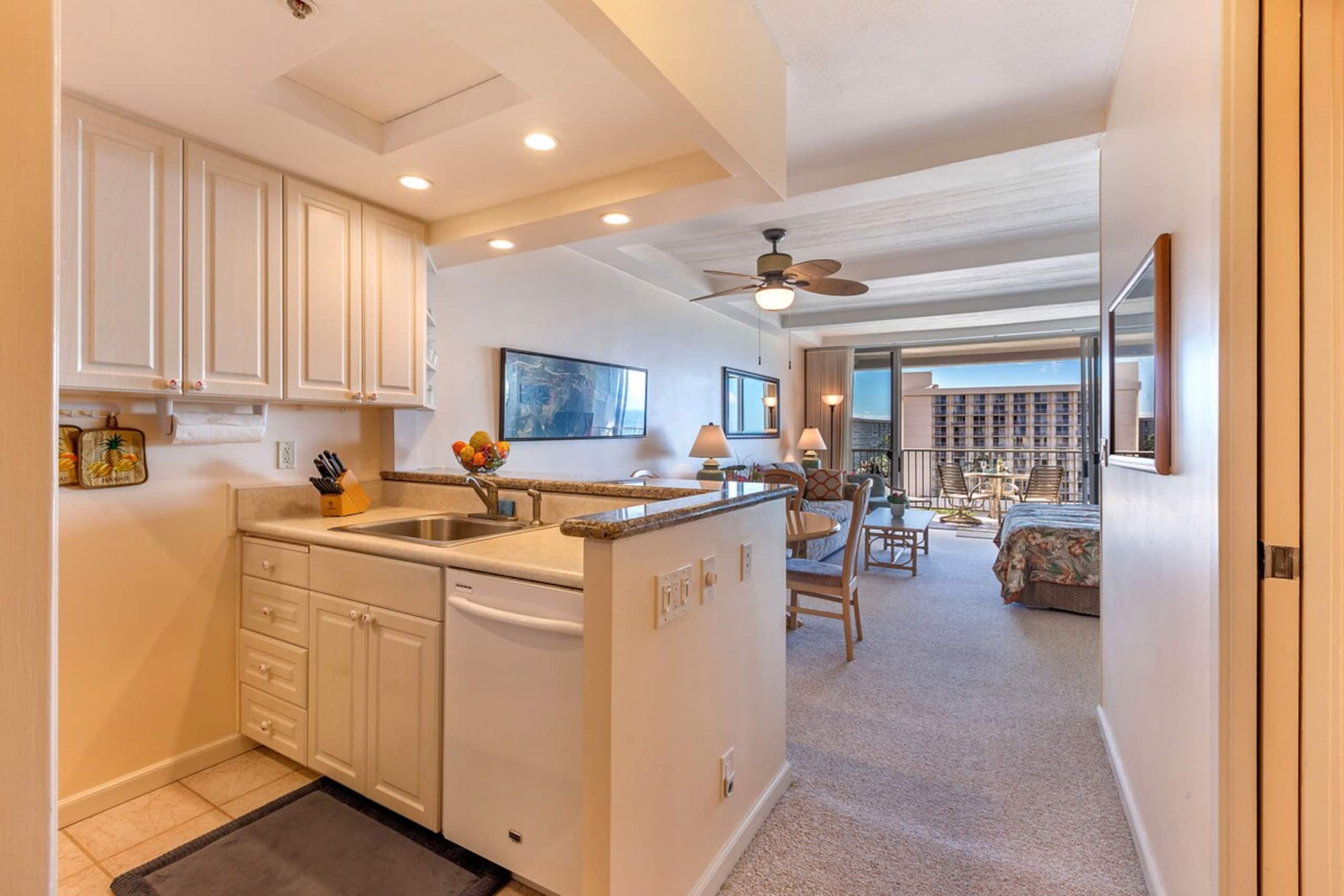 Condo in Lahaina · ★4.88 · Studio · 1 bath - Image 12