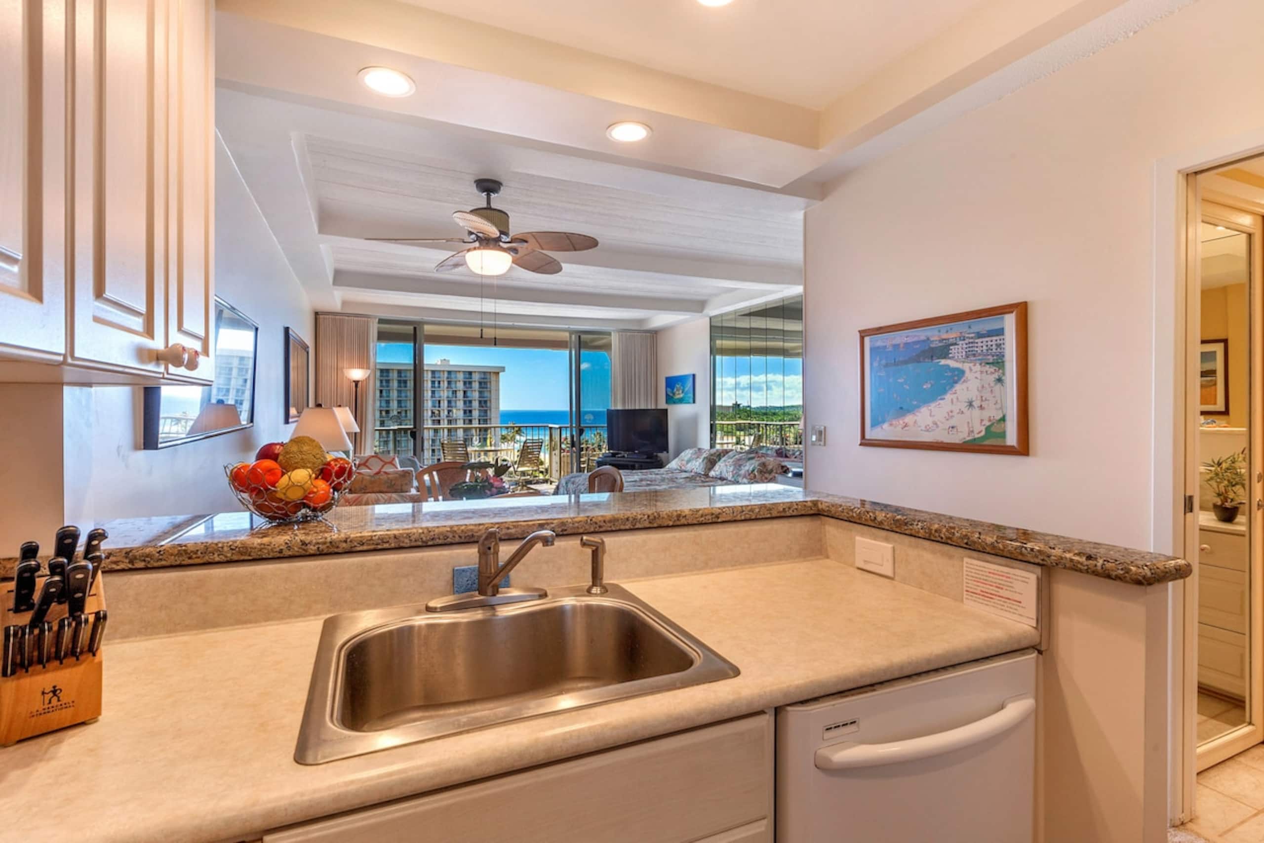 Condo in Lahaina · ★4.88 · Studio · 1 bath - Image 8
