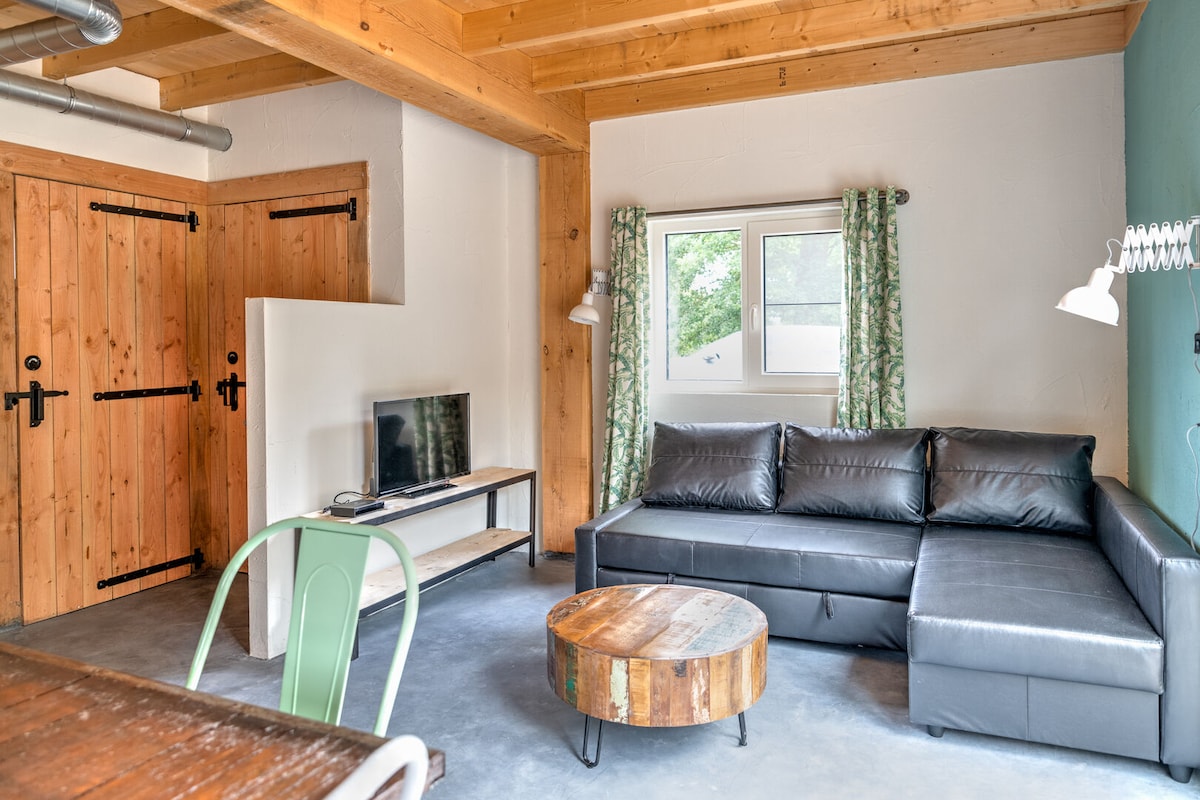 Sedacia časť s pohovkou, celé prízemie má betónovú podlahu s podlahovým vykurovaním.