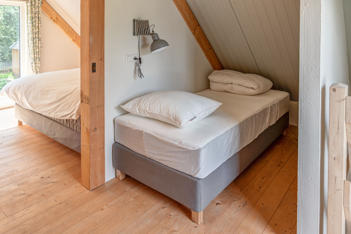 Jednolôžková posteľ s pružinovým matracom je na spanie ideálna a je vybavená čerstvou bielou posteľnou bielizňou.