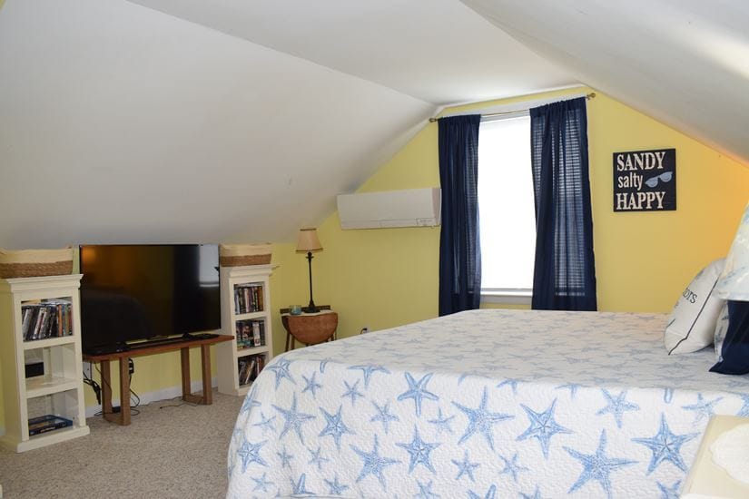 3号卧室是阁楼的步入式通道，配有一张加大双人床。2楼