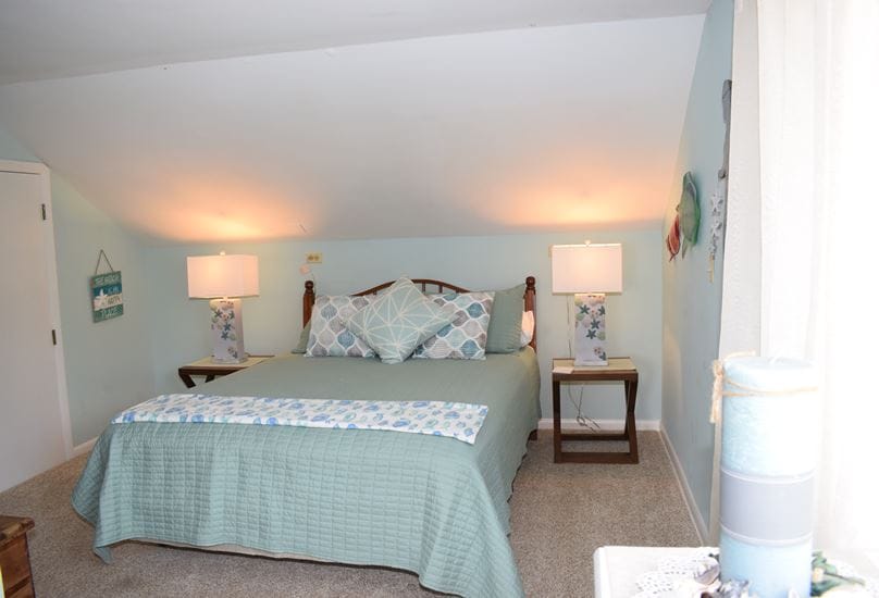 带标准双人床的车库阁楼套房