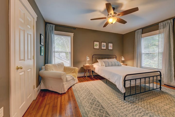 配有大牀的客房