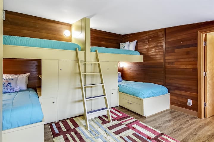 Twin Bunkroom at Arch Capella