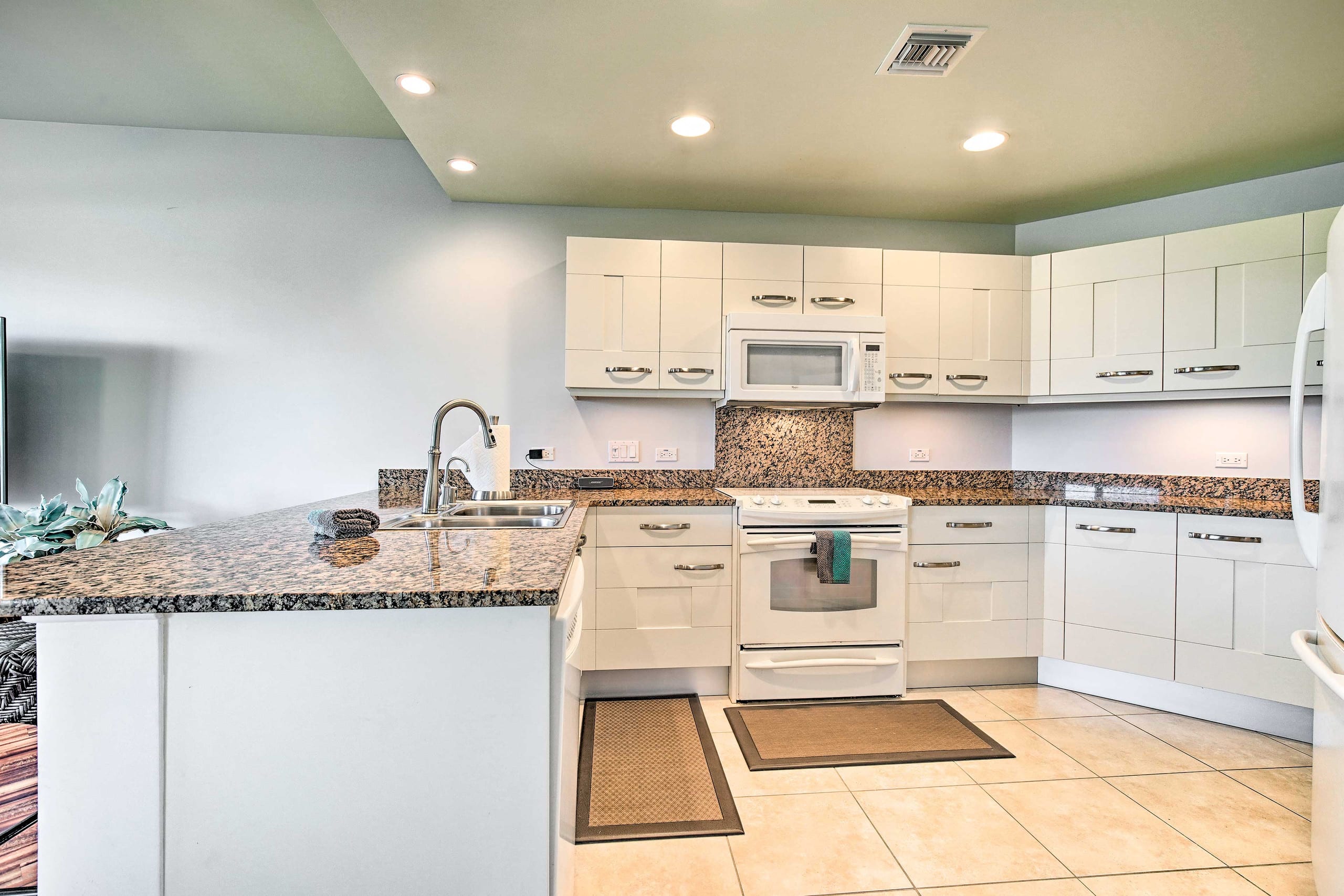 Townhouse in Kailua-Kona · ★4.89 · 3 bedrooms · 5 beds · 2.5 baths - Image 10