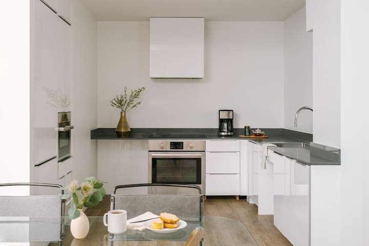 Sonder at One Platt | Three-Bedroom Apartment gallery image 4