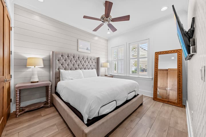 First Floor King Bedroom