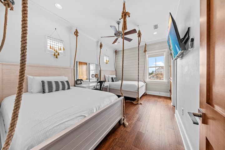 Third Floor Double Queen Bedroom with En-suite Bathroom