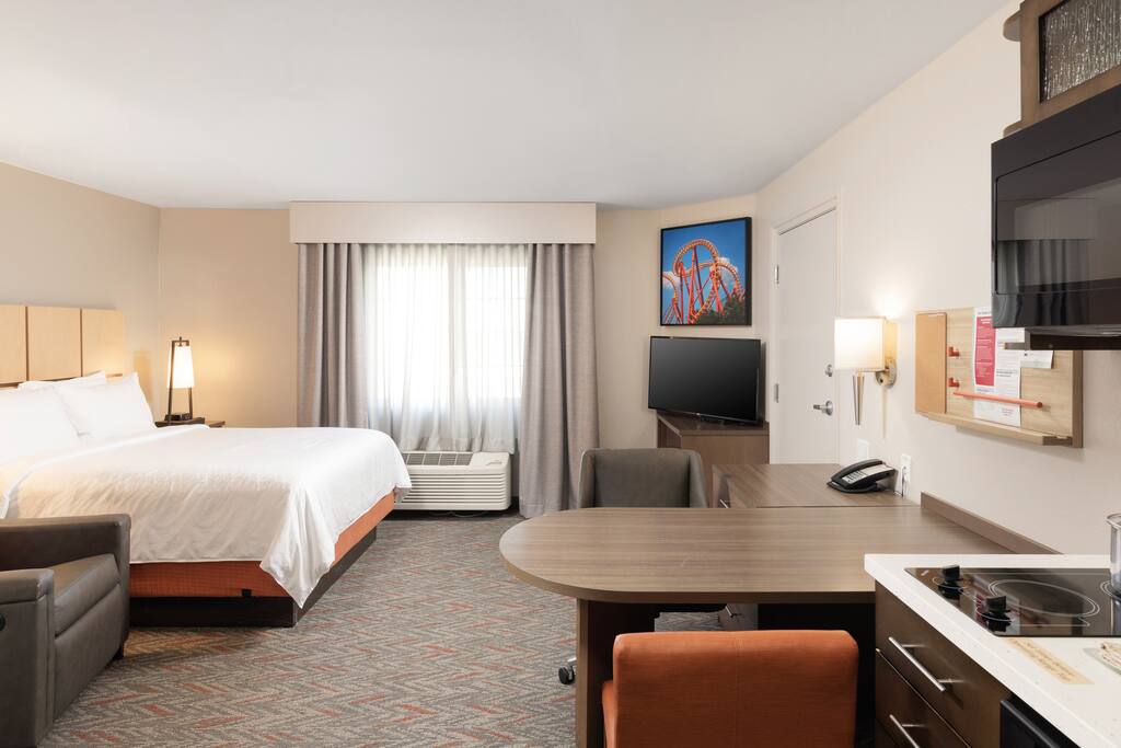 California Vacation! Pet-friendly Unit w/ Kitchen!
