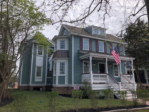 5 bed 4.5 bath w/heatable pool 5 blocks from beach