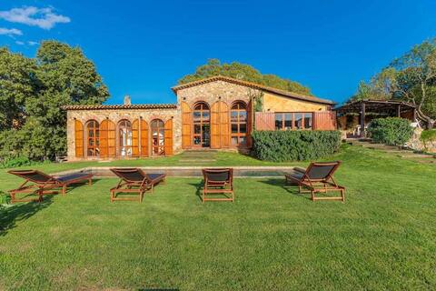 Mas Dels Arcs. With pool. Very close to the beach.