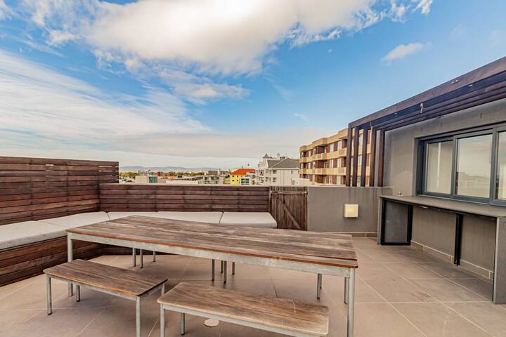 Modern Apartment w/Rooftop Deck (Scholtz Penthouse gallery image 4