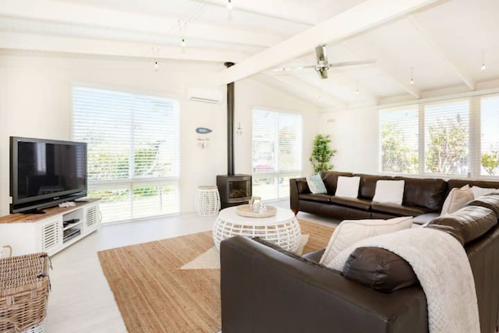 Heales Hideaway Dromana steps to the beach