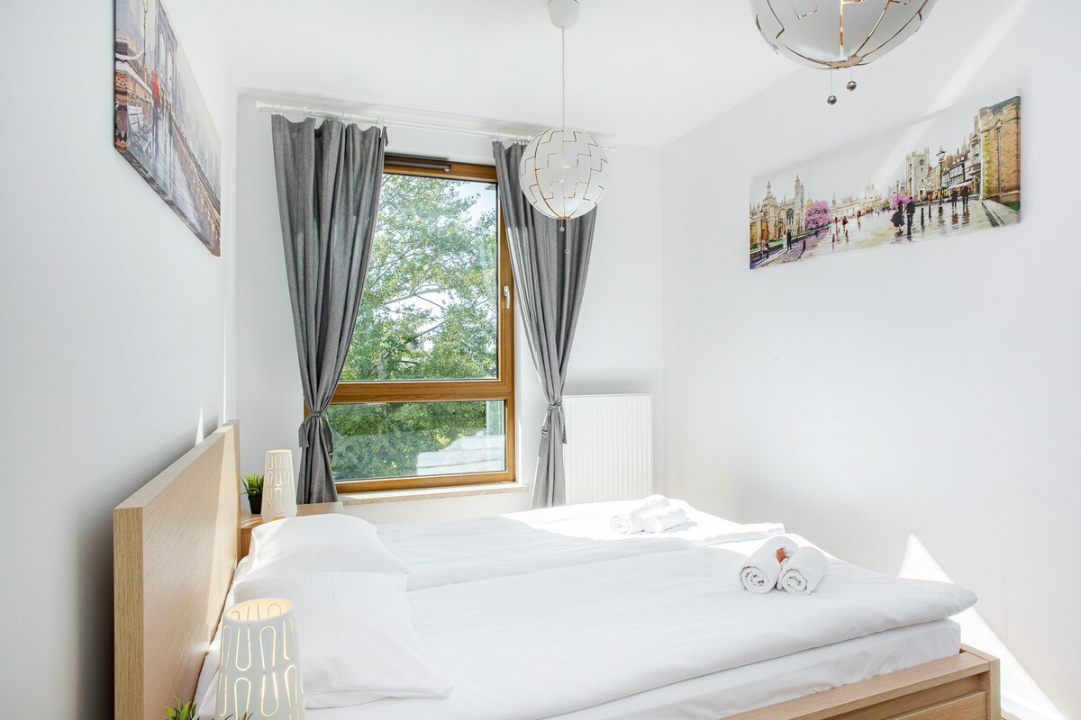 Spálňa s manželskou posteľou a šatníkom