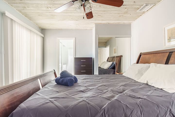 Five beds! Purely S. Florida! Kayak, p boards!