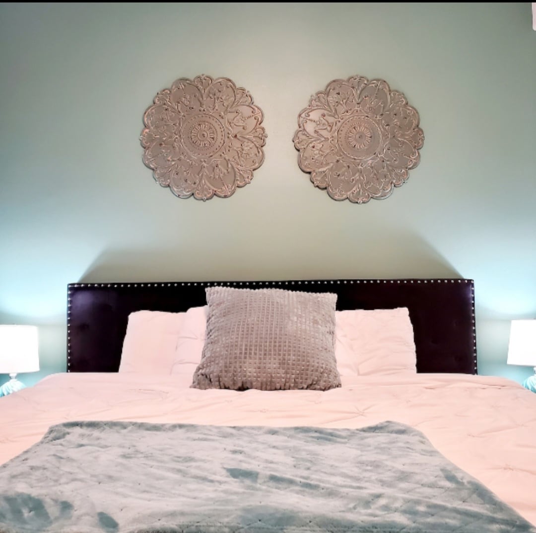 2e slaapkamer met kingsize bed met traagschuimmatras, kast, smart-tv, privacygordijnen.