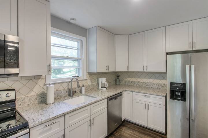 Vintage Charm-Wine cellar/bar room, sleeps 12! gallery image 4