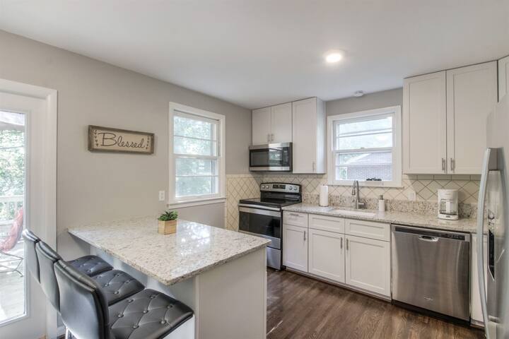 Vintage Charm-Wine cellar/bar room, sleeps 12! gallery image 2