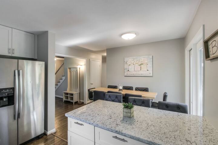 Vintage Charm-Wine cellar/bar room, sleeps 12! gallery image 5