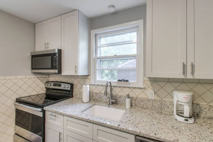 Vintage Charm-Wine cellar/bar room, sleeps 12! gallery image 3