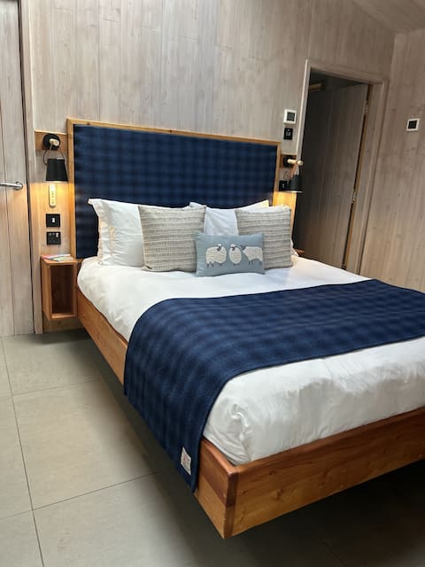 Learach - Gorgeous space with floating bed