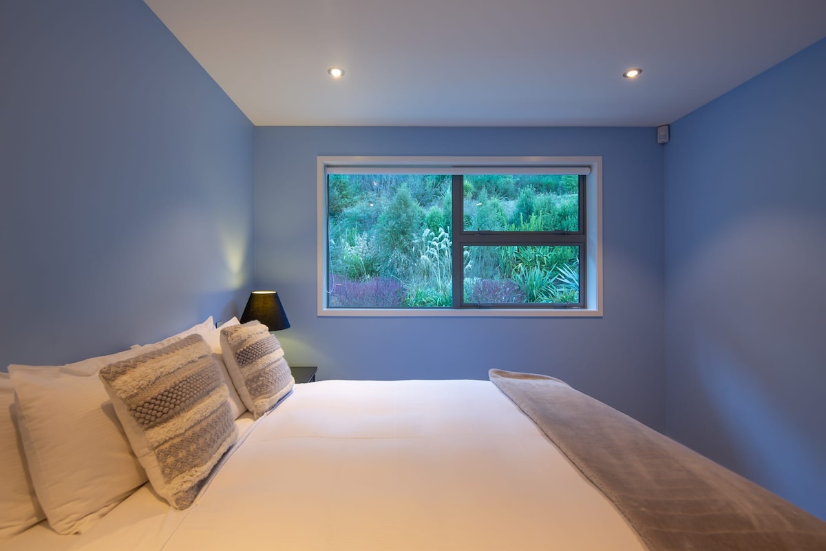 Priestranná spálňa s luxusnou posteľou Super King – Doprajte si maximálne pohodlie v tejto elegantne navrhnutej spálni s plyšovou manželskou posteľou King, ktorá zaisťuje pokojný a omladzujúci spánok.