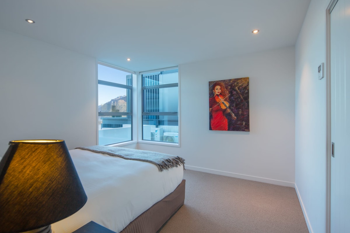 Relaxujte štýlovo a pohodlne
Tretia spálňa ponúka maximálnu flexibilitu s manželskou posteľou King, ktorá je ideálna pre páry alebo priateľov, ktorí cestujú spoločne. Vychutnajte si teplo ústredného kúrenia, úplne nových postelí a luxusnej bielizne, ktoré zaisťujú pokojný spánok.