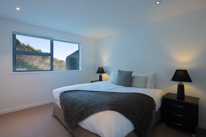 Veelzijdige vijfde slaapkamer met Super King of King Singles – Deze stijlvolle 5e slaapkamer biedt flexibiliteit met een luxe super kingsize bed dat gemakkelijk kan worden opgesplitst in twee comfortabele kingsize eenpersoonsbedden, die voldoen aan je specifieke behoeften.