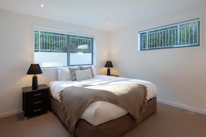 Elegante slaapkamer met gezellig comfort – Deze prachtig ingerichte vierde slaapkamer biedt zacht beddengoed, voldoende ruimte en een serene sfeer voor een goede nachtrust.