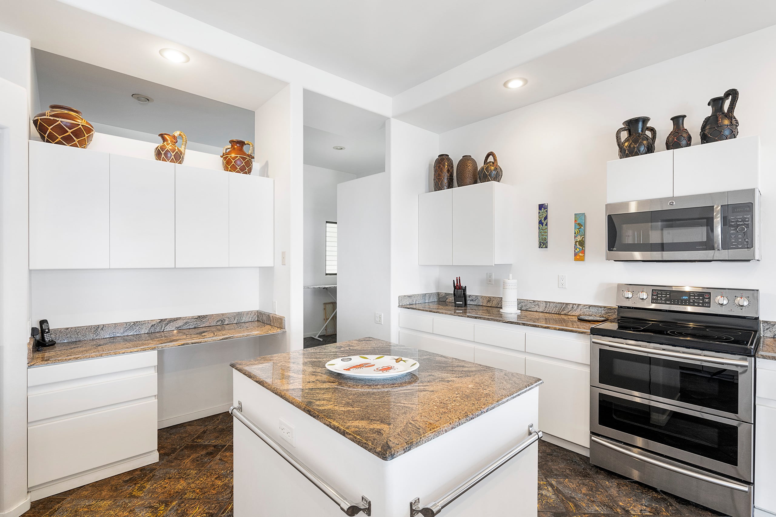 Home in Kailua-Kona · ★4.69 · 3 bedrooms · 4 beds · 3.5 baths - Image 14