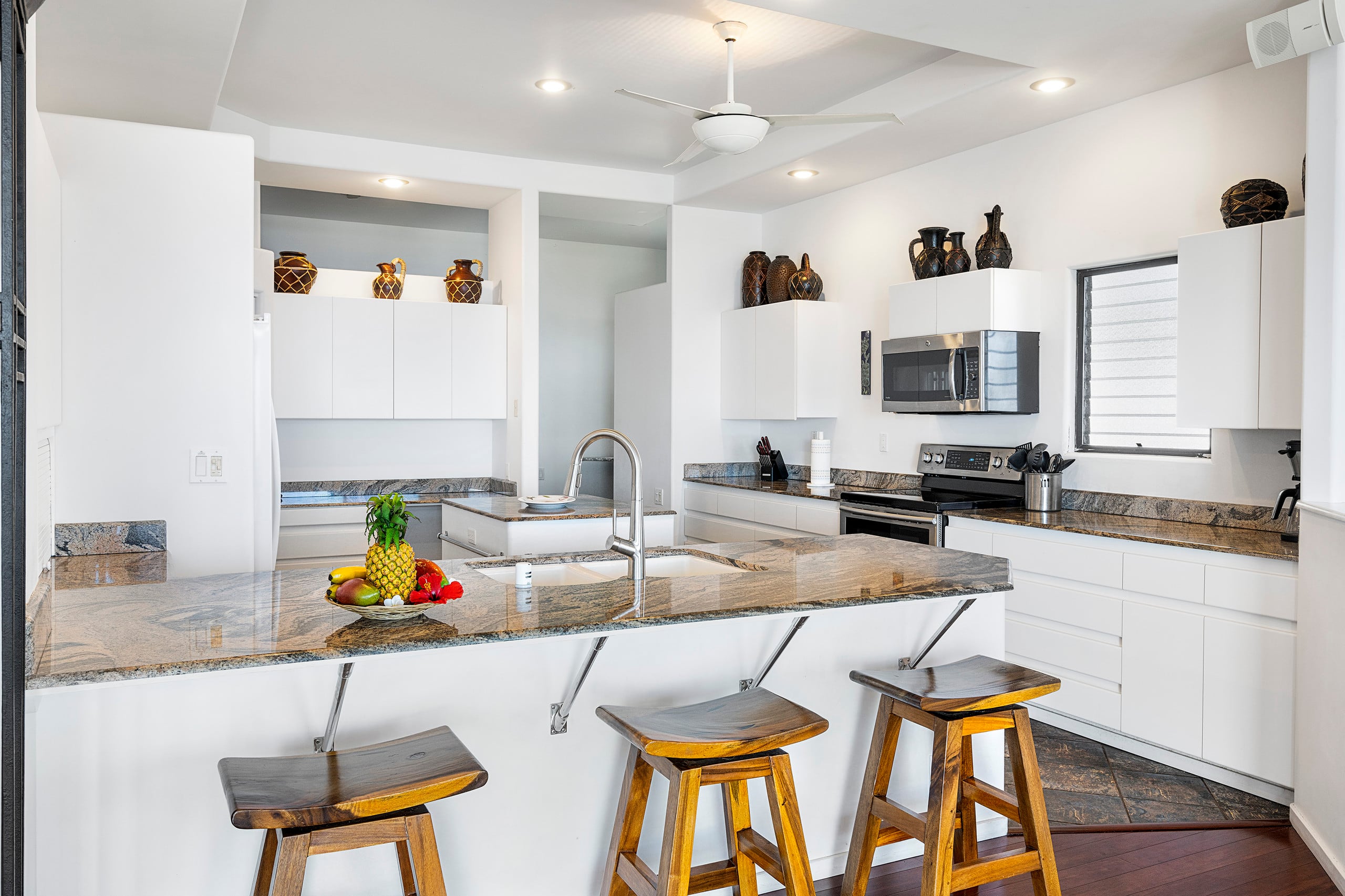 Home in Kailua-Kona · ★4.69 · 3 bedrooms · 4 beds · 3.5 baths - Image 12