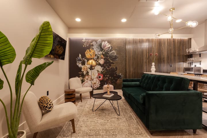 Dreamy Designer Getaway on Avenue of the Arts! 34