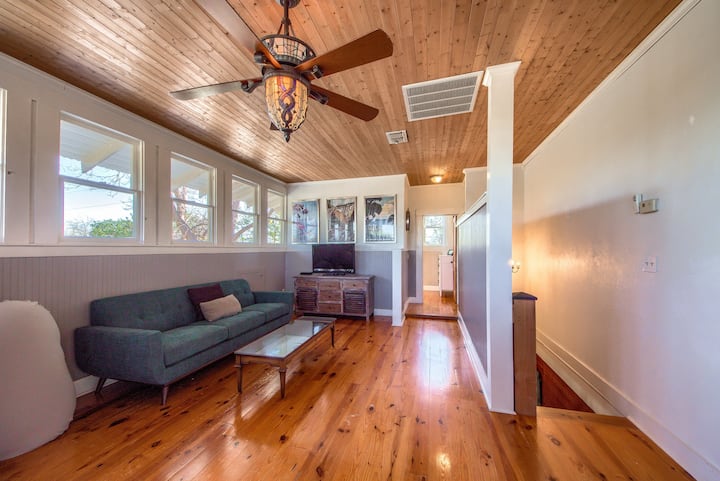 Მისაღები ოთახის ზემოთ! 