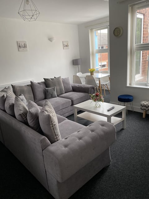 8Bed- 9Bath Ensuite House | Hot Tub & Free Parking