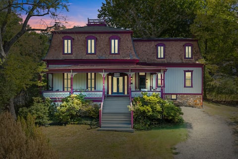 The Manor - historic mansion, covered porch, wifi