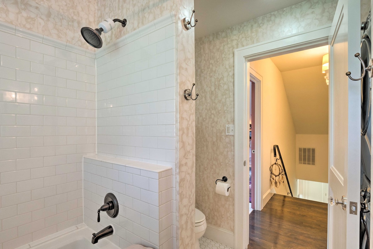 Pool & Hot Tub: Ideally Located 'Austin Oasis'